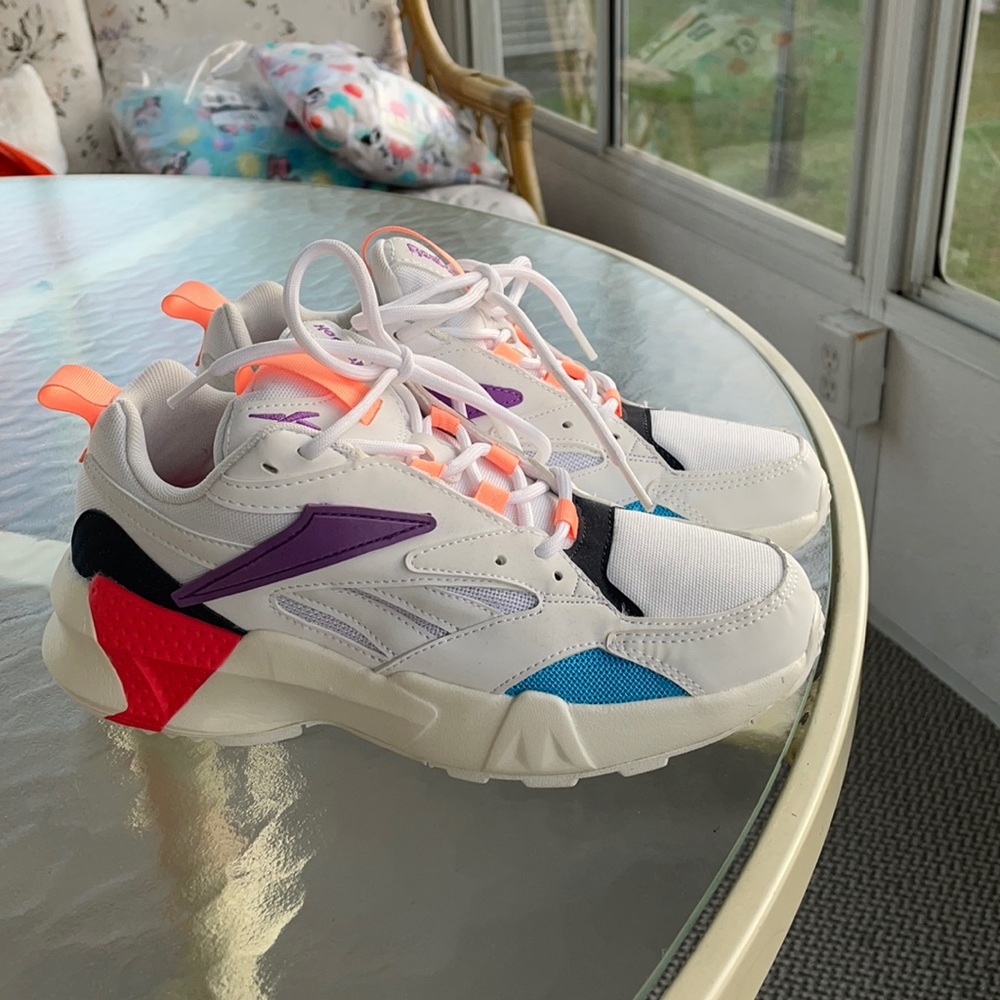 7.5 Women’s Reebok Sneakers